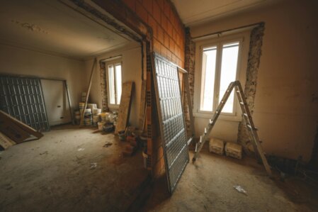 Renovierter Altbau-Innenraum mit hohen Decken