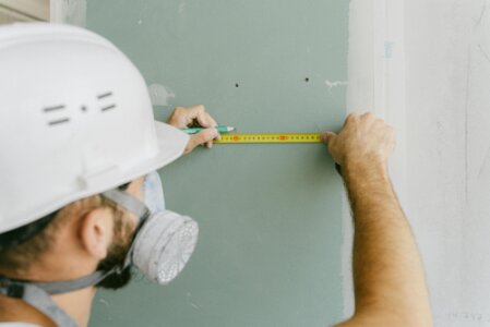 Handwerker bei Renovierungsarbeiten in einem hellen Wohnraum